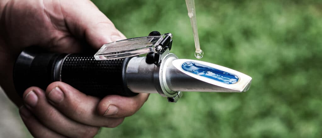 Refraktométer használat közben – csepp folyadék a prizmán